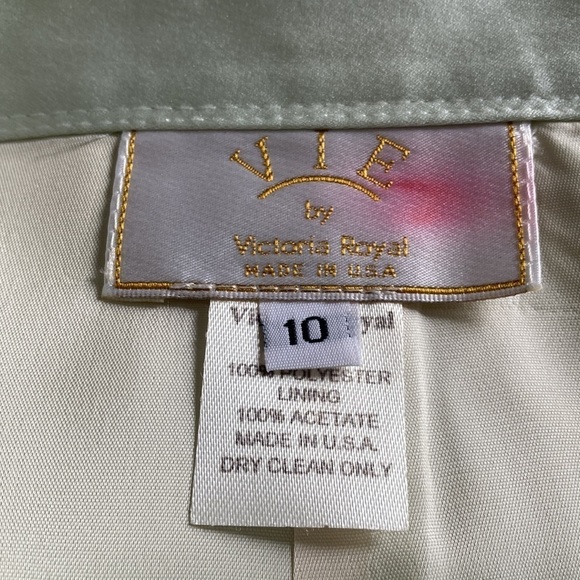 Light pastel green satin feel skirt size 10 - Picture 5 of 7
